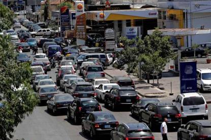 شباب لبنانيون  يبتكرون حلًّا إلكترونيًا حتّى لا تنتظر في طوابير الذل على المحطات 