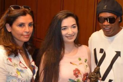 نجم كرة القدم  رونالدينيو البرازيلي يكرّم الممرضة اللبنانية باميلا زينون 