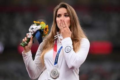 نجمة أولمبياد طوكيو 2020 تعرض ميداليتها الفضية للبيع لإنقاذ طفل من الموت... إليكم هذه القصة المؤثرة