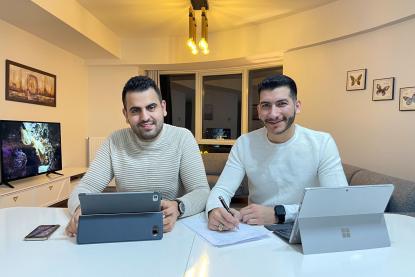 نشأت عزام وعلاء حمود صديقان لبنانيان يبتكران مشروعًا عالميًا للوحات الرقمية ويؤمنان فرص عمل للبنانيين بالفريش دولار
