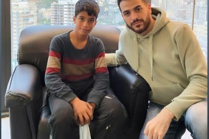 بسبب صورة المهندس اللبناني رودريغ مغامس... الطفل الذي كان يقرأ في مكب النفايات يتلقى منحة تعليمية لمدى الحياة