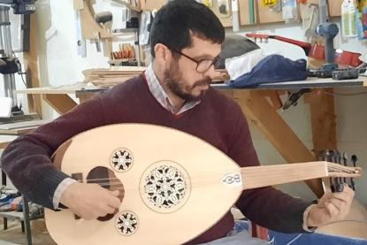 لم يكن يحبّذ أصوات الأعواد التقليدية فقرّر صنع عوده بنفسه تعرّفوا على الفنان عماد البلاني صاحب محترف 