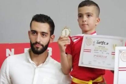الطّفل حسام ابو ذياب يحصد المركز الأوّل في بطولة كأس العالم في جميع الفنون القتالية عن فئته العمريّة 