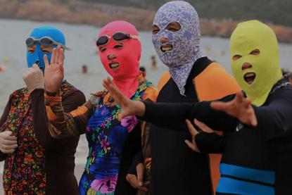 الصين تعتمد الـ Facekini... وسيلة للحماية من موجة الحرّ التي تجاوزت الـ 52.2 درجة مئوية هذا الصيف